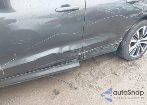 2022 Volvo Xc60 B5 Momentum z USA, uszkodzony, nr VIN YV4L12RK5N1051289